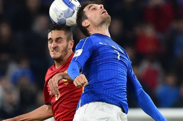  Gelandang Spanyol, Koke (kiri), berduel dengan gelandang Italia, Giacomo Bonaventura, dalam pertandingan penyisihan Grup G Kualifikasi Piala Dunia 2018 Zona Eropa di Juventus Stadium, Turin, Kamis (6/10/2016). Laga berakhir imbang 1-1. 