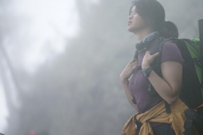 Dellie Threesyadinda melakukan pendakian ke Gunung Semeru bersama teman-temannya.