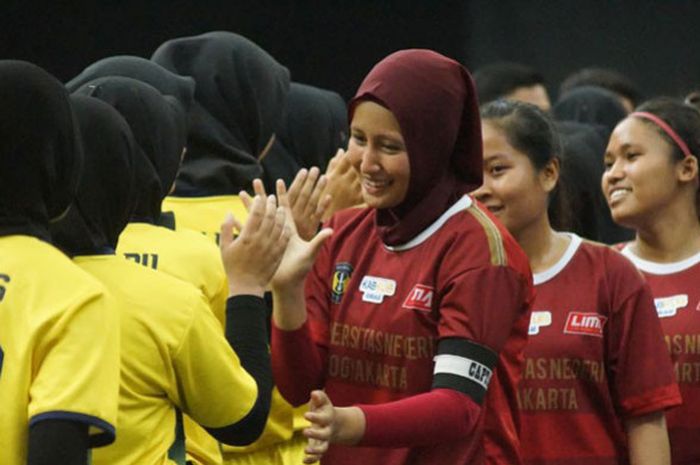 Tim futsal putri UNY berhasil mempertahankan gelar LIMA Futsal CJYC 2017 atas tim putri UII (27/8/2017).