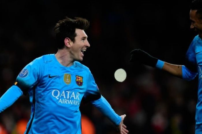  Penyerang Barcelona Lionel Messi merayakan gol keduanya ke gawang Arsenal bersama Neymar Jr. dalam leg pertama babak 16 Besar Liga Champions di Stadion Emirates, Selasa (23/3/2016).  