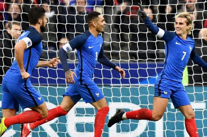 Striker Prancis, Antoine Griezmann (kanan), merayakan gol yang dia cetak ke gawang Wales dalam laga persahabatan di Stade de France, Saint-Denis, Prancis, pada 10 November 2017.