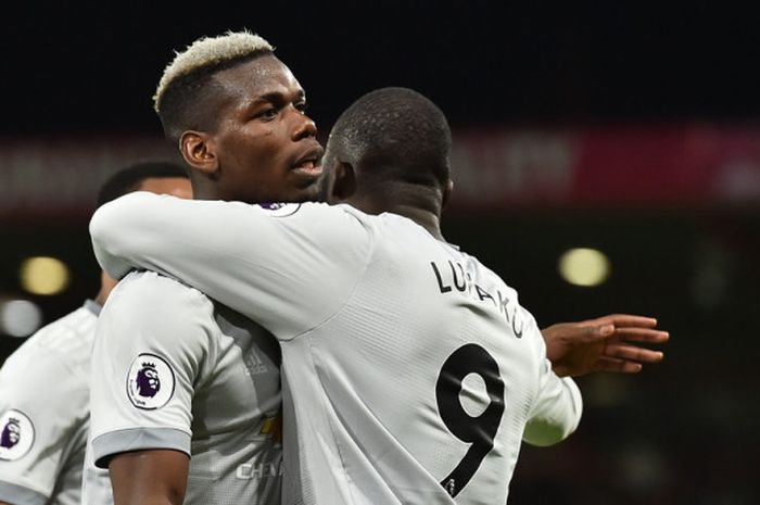 Striker Manchester United, Romelu Lukaku (kanan), merayakan golnya bersama Paul Pogba dalam laga Liga Inggris kontra Bournemouth di Stadion Vitality, Bournemouth pada 18 April 2018.