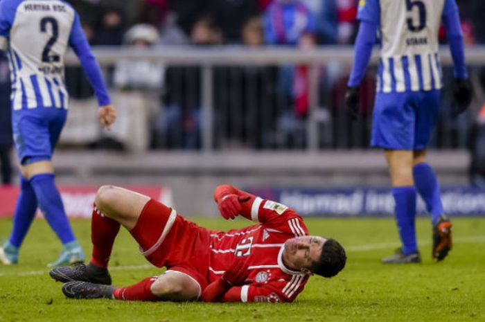 Penyerang FC Bayern Muenchen, Robert Lewandowski, tergeletak di lapangan pada laga Liga Jerman versus Hertha Berlin di Stadion Allianz Arena, Muenchen, Jerman, Sabtu (24/2/2018).