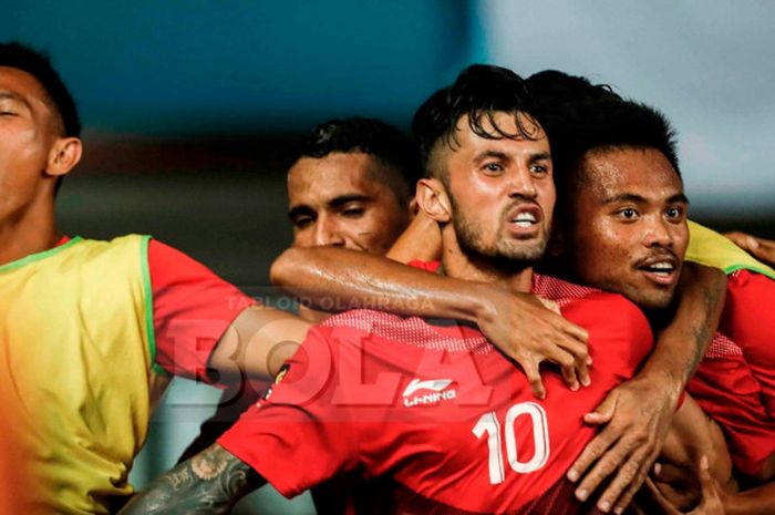        Para pemain timnas u-23 Indonesia merayakan gol Stefano Lilipaly ke gawang Hong Kong pada laga Grup A Asian Games 2018 di Stadion Patriot Candrabhaga, Bekasi, Senin (20/8/2018).       