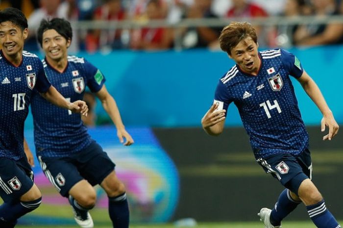 Gelandang timnas Jepang, Takashi Inui (kanan), saat merayakan gol yang ia cetak ke gawang Belgia dalam laga babak 16 besar Piala Dunia 2018 di Rostov Arena, Rostov-On-Don, Rusia, pada Selasa 2 Juli 2018.