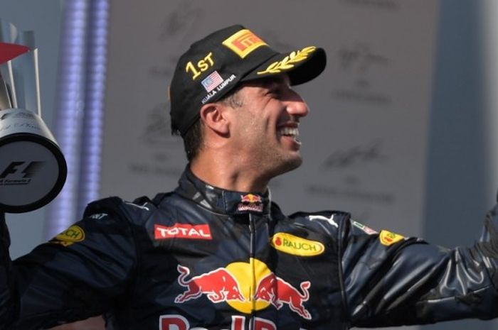 Pebalap Red Bull Racing asal Australia, Daniel Ricciardo, merayakan kemenangan pada balapan GP Malaysia di Sirkuit Sepang, Minggu (2/10/2016).