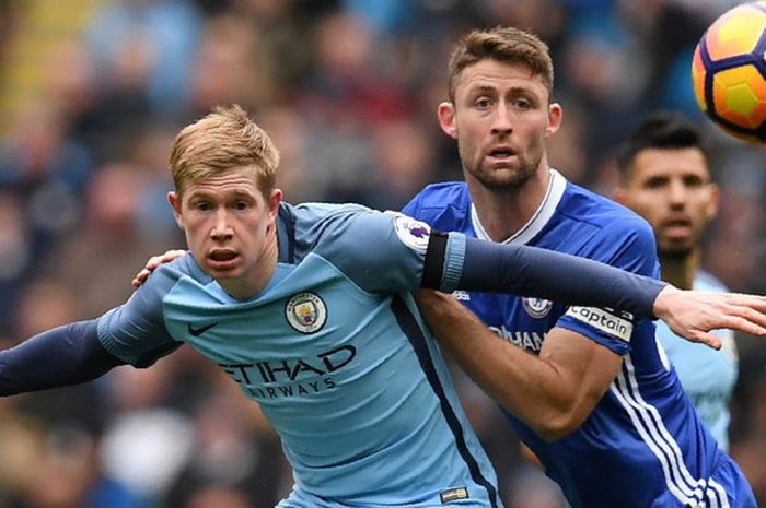 Gelandang Manchester City, Kevin De Bruyne (kiri), berduel dengan bek Chelsea, Gary Cahill, dalam laga Liga Inggris 2016-2017 di Stadion Etihad, Manchester, Inggris, pada 3 Desember 2016.