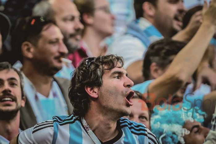  Aksi pendukung Argentina pada laga kontra Nigeria di Saint Petersburg Stadium, Saint Petersburg, Rusia pada 26 Juni 2018. 