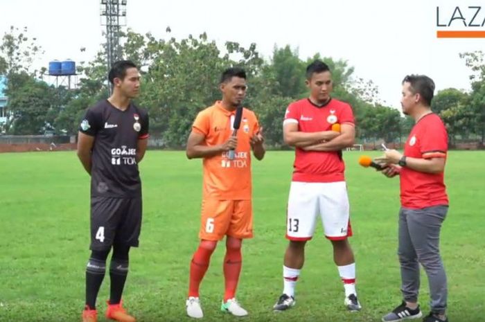 Sesi wawancara Lazada Indonesia dengan para pemain Persija, Ryuji Utomo, Maman Abdurrahman, dan Gunawan Dwi Cahyo. Interviu dilakukan sebagai bagian kampanye Lazada #MenujuLondon.