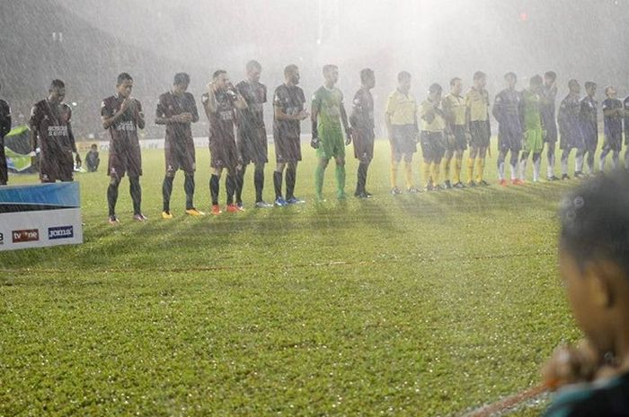 Pemain PSM Makassar dan Persib Bandung mengheningkan cipta untuk mengenang jasa Kiper Persela Chairul Huda di Stadion Andi Mattalatta, Minggu (15/10/2017)