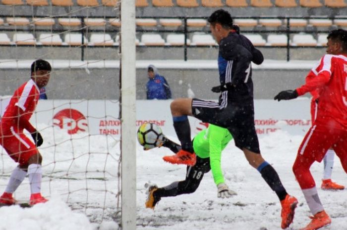 Striker timnas U-19 Jepang, Kyosuke Tagawa (tengah) saat menerobos pertahanan timnas U-19 Singapura pada laga kedua Grup I Kualifikasi Piala Asia U-19 2018 di MFF Football Centre, Ulaanbaatar, Mongolia, Senin (6/11/2017) pagi WIB. 