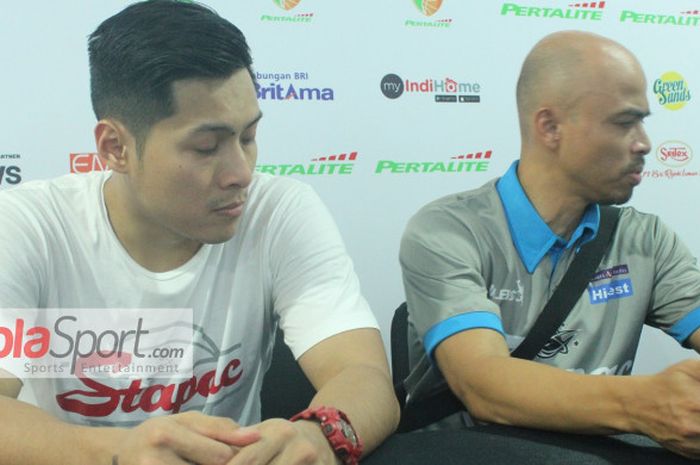 Asisten pelatih Stapac Jakarta, AF Rinaldo, dan sang pemain, Rizky Effendi, pada konferensi pers usai kalah 67-76 dari Pelita Jaya pada IBL seri ke-3 di Sritex Arena, Solo, pada Senin (25/12/2017).