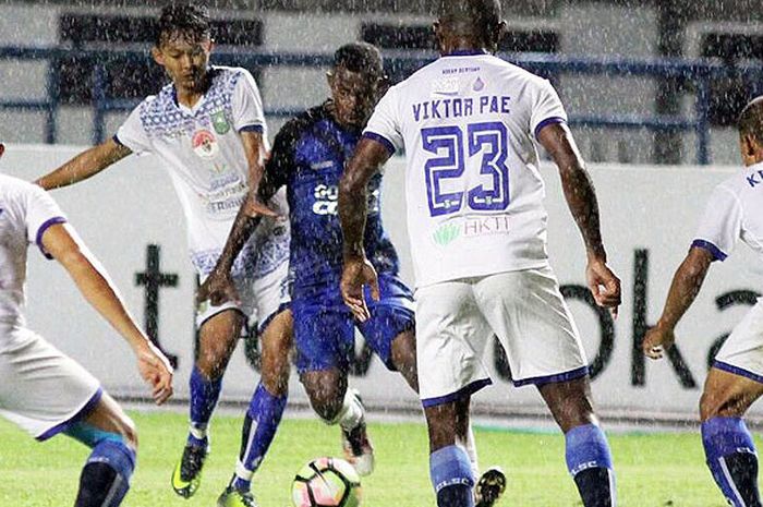 Suasana laga perempat final Liga 2 antara PSIS Semarang melawan PSPS Riau di Stadion Gelora Bandung Lautan Api, Bandung, Selasa (21/11/2017).