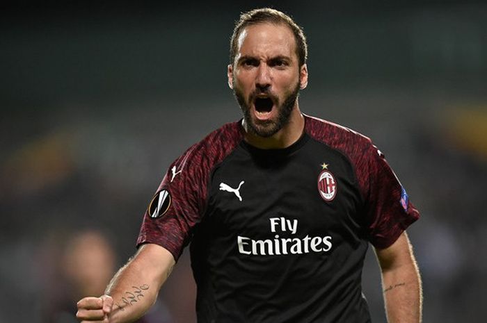 Penyerang AC Milan, Gonzalo Higuain, merayakan gol yang dicetak ke gawang F91 Dudelange dalam laga Grup F Liga Europa di Stadion Josy Barthel, Luksemburg pada 20 September 2018.