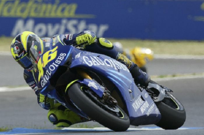 Valentino Rossi menggeber Yamaha YZR-M1 pada tahun 2004.