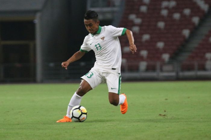 Aksi winger tim nasional U-23 Indonesia, Febri Hariyadi, dalam laga persahabatan melawan timnas U-23 Singapura di Stadion Nasional, Singapura, Rabu (21/3/2018). 