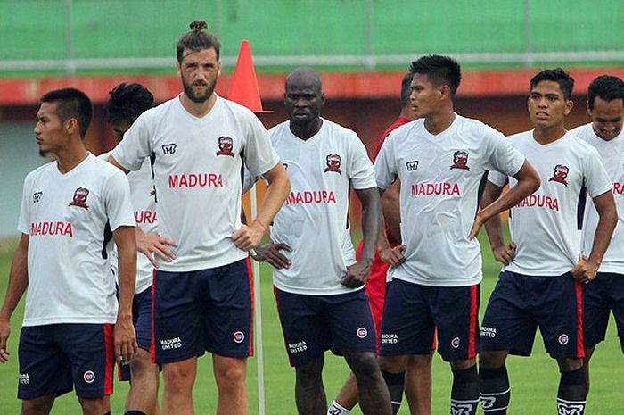 Pemain Madura United mengikuti pemusatan latihan di Stadion Gelora Ratu Pamellingan, Selasa (13/2/2018).