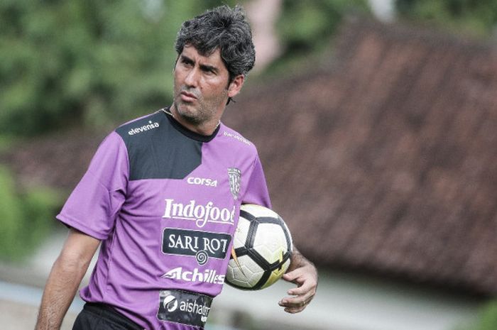 Pelatih Bali United, Stefano Cugurra, saat Memimpin Langsung Latihan Tim.