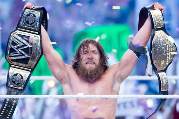 Daniel Bryan saat berhasil memenangkan sabuk juara World Heavyweight dan WWE sekaligus pada ajang Wr