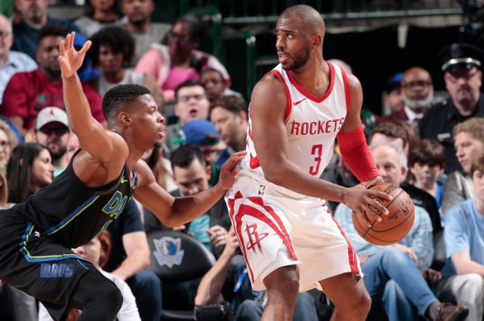 Guard Houston Rockets yaitu Chris Paul (baju putih) sedang bersiap mengoper ke Eric Gordon