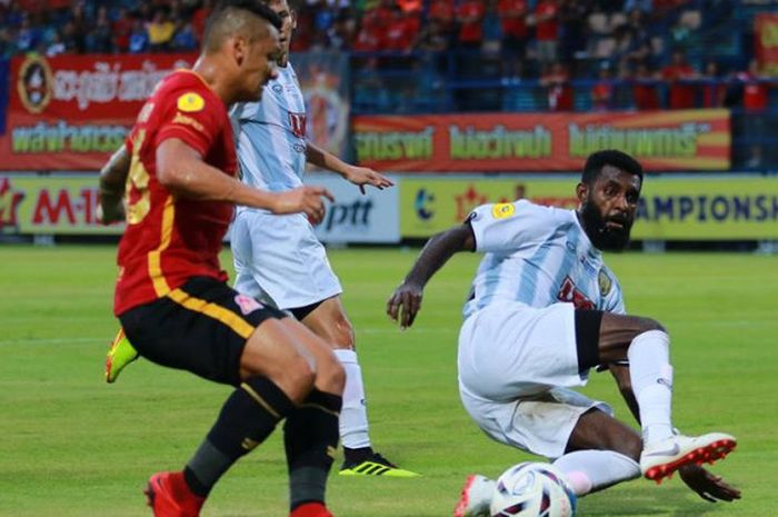 Aksi bek Khon Kaen FC asal Indonesia, Yanto Basna (kanan) saat menghadang laju pemain PTT Rayong pada laga Liga Thailand 2 2018, 22 Juli 2018. 