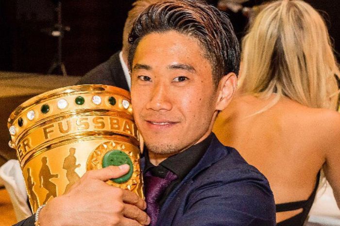 Shinji Kagawa memeluk Trofi Piala Jerman