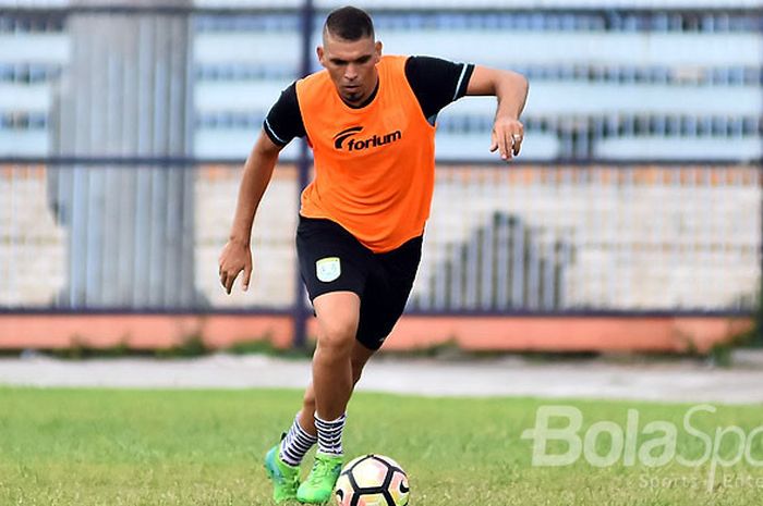 Pemain asing Persela asal Brasil, Costa Alves Wallace, menjadi pemain seleksi yang masih bertahan sejak gelaran Piala Presiden lalu.