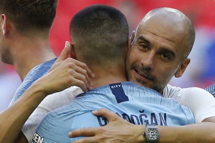 Pelatih Manchester City, Pep Guardiola, memeluk Ilkay Guendogan seusai laga Community Shield kontra Chelsea di Stadion Wembley, London, Inggris pada 5 Agustus 2018.