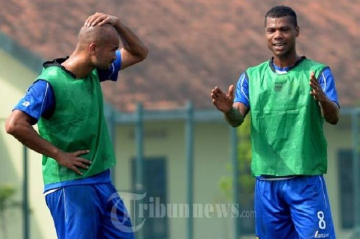 Pemain Persib Bandung Sergio van Dijk (kiri) berdiskusi dengan Hilton Moriera (kanan) di sela-sela l