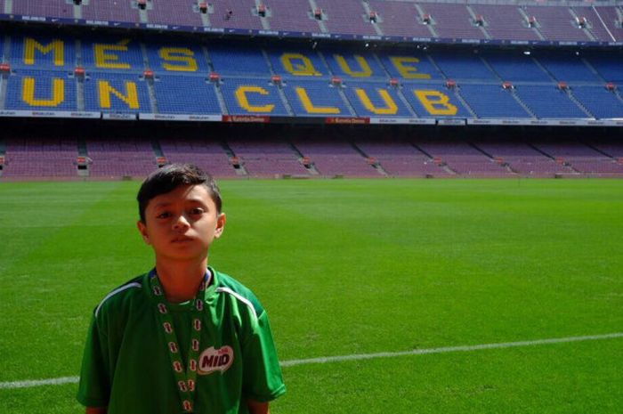 Reno Salampessy di Stadion Camp Nou, Barcelona.