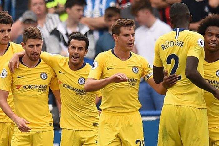 Gelandang Chelsea, Jorginho (kedua dari kiri), merayakan gol yang dicetak ke gawang Huddersfield Town dalam laga Liga Inggris di Stadion John Smith's, Huddersfield pada 11 Agustus 2018.