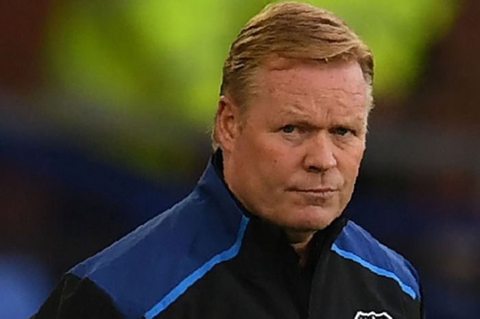 Ekspresi manajer Everton, Ronald Koeman, saat memperhatikan timnya bertanding menghadapi Ruzomberok di leg 1 ronde ketiga kualifikasi Liga Europa 2017-2018 di Stadion Goodison Park, Liverpool, Inggris, pada Kamis (27/7/2017).