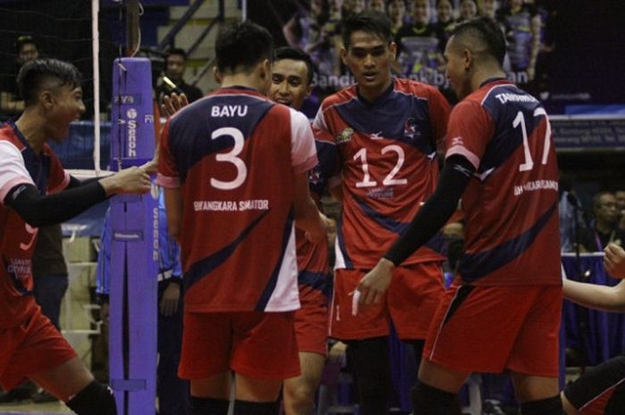 Tim bola voli putra Surabaya Bhayangkara Samator melakukan selebrasi saat menang atas Bekasi BVN pada laga putaran kedua seri ketiga Proliga 2018 yang berlangsung di GOR Citra Arena, Bandung, Jumat (16/3/2018).