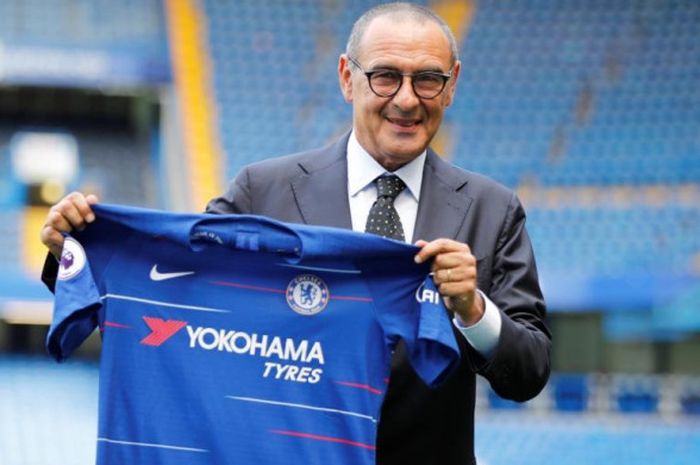 Maurizio Sarri berpose dengan kostum Chelsea saat diperkenalkan sebagai pelatih baru The Blues di Stamford Bridge, London, 18 Juli 2018.