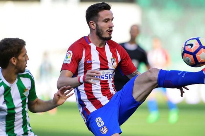 Gelandang Atletico Madrid, Saul Niguez, mengontrol bola dalam partai Liga Spanyol lawan Real Betis di Stadion Benito Villamarin, Sevilla, 14 Mei 2017.