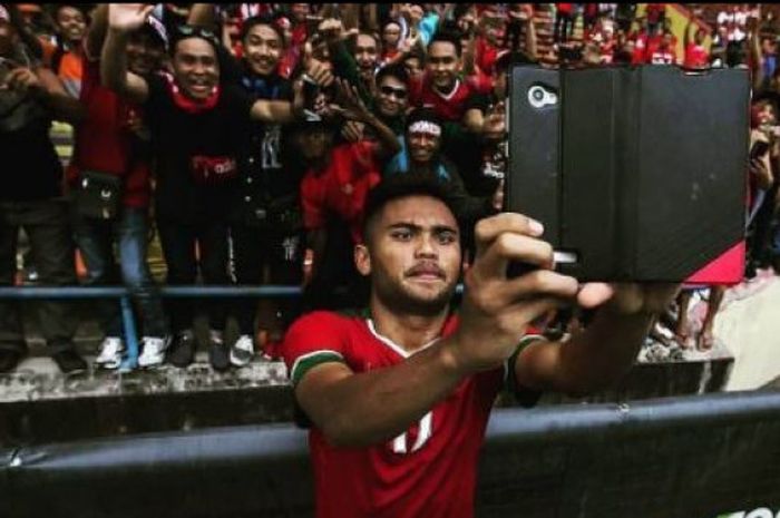  Saddil Ramdani berswafoto selepas pertandingan. 