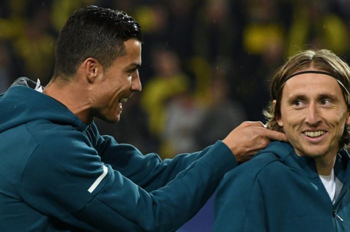      Megabintang Real Madrid, Cristiano Ronaldo (kiri), bercanda dengan rekannya, Luka Modric, sebelum dimulainya laga Grup H Liga Champions kontra Borussia Dortmund di Dortmund, Jerman pada 26 September 2017.     