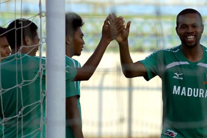 Penyerang Thiago Furtuoso (kanan) dalam sebuah latihan timnya. Pemain asal Brasil ini absen membela Madura United saat menjamu Sriwijaya FC pada Jumat (22/9/2017). 