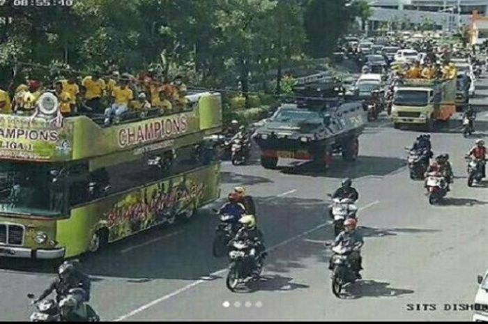 Suasana pawai Bhayangkara FC di Surabaya