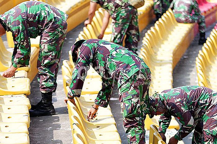 Prajurit TNI Kodam II/Sriwijaya melakukan perbaikan Stadion Gelora Sriwijaya yang dirusak oknum Suporter, Senin (23/7/2018).