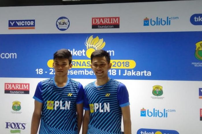 Pasangan ganda putra SGS PLN Bandung, Fajar Alfian/Muhammad Sohibul Fikri, berpose seusai menjalani konferensi pers pertandingan Kejurnas PBSI 2018 di Britama Arena Mahaka Square, Kelapa Gading, Jakarta Utara, Rabu, (19/12/2018).