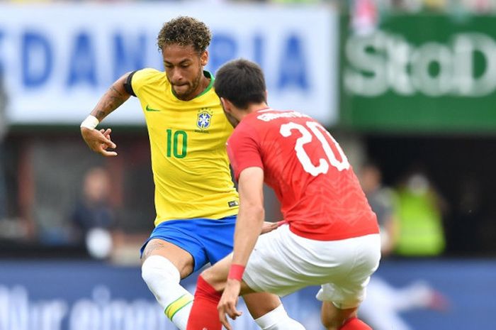 Penyerang Brasil, Neymar (kiri), berduel dengan gelandang Austria, Florian Grillitsch, dalam laga persahabatan di Stadion Ernst Happel, Wien, Austria pada 10 Juni 2018.