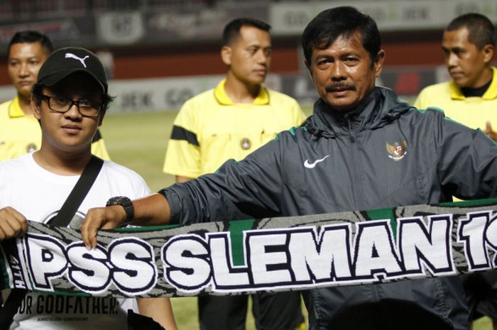 Pelatih timnas U19 Indra Sjafri mendapat suvenir dari suporter PSS Sleman, Sabtu (12/8/2017)