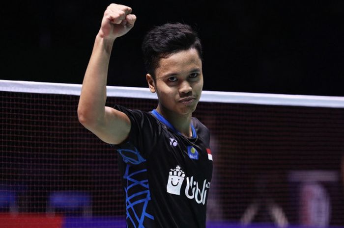   Pebulu tangkis tunggal putra Indonesia, Anthony Sinisuka Ginting, melakukan selebrasi setelah memastikan kemenangan atas Kento Momota (Jepang) pada laga final turnamen China Open 2018 di Changzhou, Minggu (23/9/2018).  