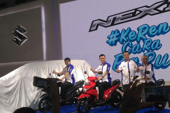 Sejumlah petinggi PT Suzuki Indomobil Sales berpose dengan motor baru di stan Suzuki Nex II, IIMS, JIExpo, Jakarta, Rabu (25/4/2018).