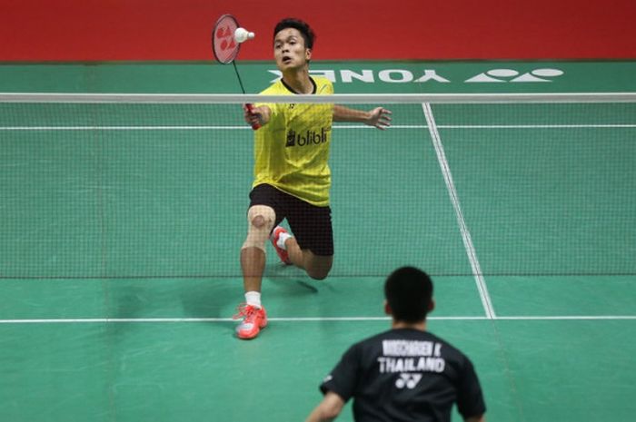 Pebulu tangkis tunggal putra nasional, Anthony Sinisuka Ginting, saat menjalani pertandingan melawan Kantaphon Wangcharoen (Thailand) pada babak kedua turnamen Indonesia Masters 2018.