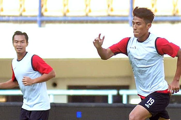 Pemain Arema FC, Hanif Sjahbandi (kanan), berlatih di Stadion Gelora Bandung Lautan Api, Rabu (12/9/2018), menjelang laga Liga 1 2018 melawan Persib Bandung.