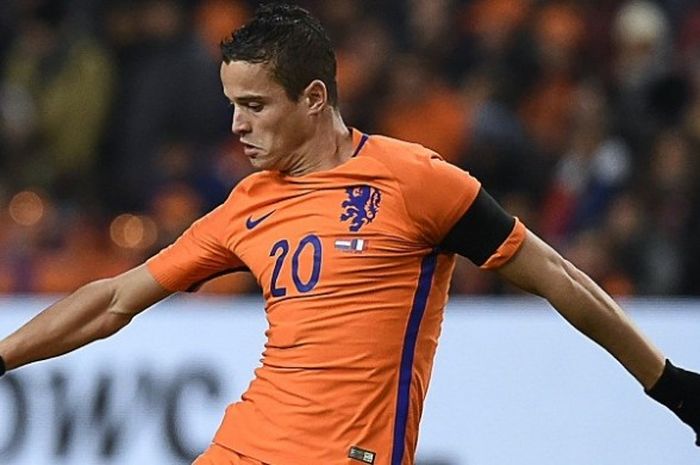 Pemain Belanda, Ibrahim Afellay, saat tampil pada laga persahabatan kontra Prancis di Amsterdam Arena, Jumat (26/3/2016).