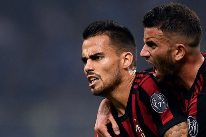 Gelandang AC Milan, Suso (kiri), merayakan gol yang dicetak ke gawang Inter Milan dalam laga Liga Italia di Stadion Giuseppe Meazza, Milan pada 15 Oktober 2017.