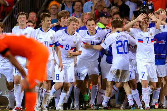 Pemain Timnas Rusia merayakan kemenangan atas Belanda di babak perempat final Piala Eropa 2008 di St. Jakob-Park, Basel, 21 Juni 2008.